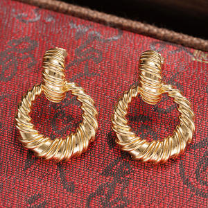 Boucles d'oreilles créoles tendance plaquées argent pour femmes, bijoux fantaisie en alliage, style soirée, boucles d'oreilles statement - Product Image 5