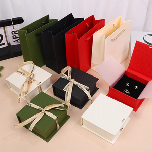 Boîtes de rangement pour boucles d'oreilles de luxe roses personnalisées avec logo imprimé, avec sac en velours flanelle, boîte à bijoux en carton - Product Image 3