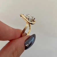 Moderner Twist Shank Solitär-Ring mit Smaragdschliff Labor-Diamant, Gebogener Bandring als Verlobungs- und Ehering für Damen