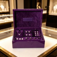 Boîte à bijoux en bois laqué piano avec doublure en velours violet, plusieurs compartiments, logo personnalisé, étui de rangement et de présentation de bijoux de luxe