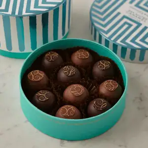 Grosir kemasan kotak hadiah permen mewah kemasan makanan truffle cokelat susu bulat stroberi untuk pernikahan