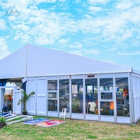 Tente de réception de luxe avec murs en verre transparents, structure en alliage d'aluminium pour mariages en plein air, événements et salons professionnels