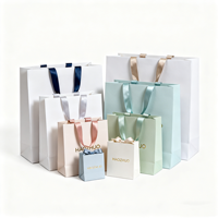 Sac de shopping en carton blanc de luxe personnalisé écologique pour l'emballage de vêtements, de bougies, d'artisanat, papier d'art avec poignée en ruban