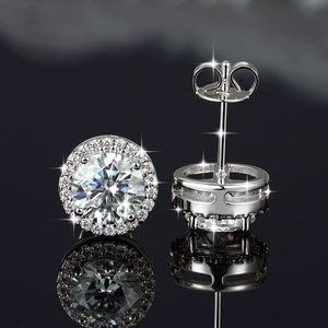 Venta al por mayor de fábrica: Pendientes clásicos de moissanita VVS GRA de 1 quilate con corte redondo y relleno de oro de 14k para mujer, uso diario - Product Image 4