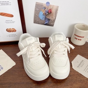 Zapatillas blancas de alta calidad para mujer, estilo deportivo y casual versátil. - Product Image 1