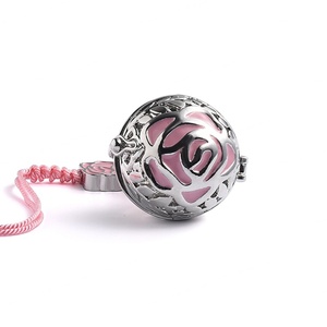 Diffuseur de parfum pour voiture personnalisé avec logo de marque, pendentif clochette rose circulaire 3D motif fleur - Product Image 3