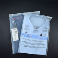 Sacs d'emballage pour vêtements recyclables avec logo personnalisé, fermeture à valve et fermeture éclair, options en plastique ou en tissu et finition givrée