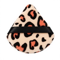 Éponge à maquillage en microfibre velours imprimé léopard JLY Triangle Powder Puff, avec sangle en satin pour le doigt, impression personnalisée OEM.