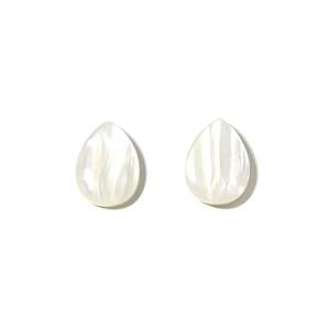 Boucles d'oreilles clous classiques et tendance en forme de goutte d'eau, plaquées or, bijoux religieux en alliage avec perle et coquillage comme pierres principales, idéales pour les fêtes - Product Image 1