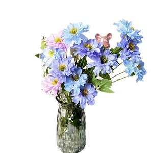Arrangement floral en soie à 5 têtes de Celtis Sinensis de Meiyu Craft Flower Factory pour la décoration de bureau et d'entrée - Product Image 5
