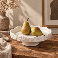 Plateau en céramique crème sur piédestal avec décor floral en relief, plateau de présentation décoratif pour la décoration moderne de la maison
