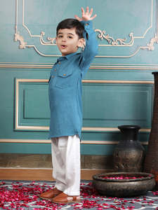 เด็กชายยิ้มแย้มในชุดคุรตะสีน้ำเงินกับกางเกงสีขาว ถ่ายภาพในร่ม ชุดเด็กสไตล์ชาติพันธุ์ ภาพบุคคล แฟชั่นเด็กสำหรับเทศกาล - Product Image 3