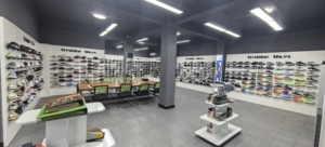 รองเท้าผ้าใบสีขาวแบบผูกเชือก ระบายอากาศได้ดี น้ำหนักเบา รองรับแรงกระแทก เหมาะสำหรับวิ่งและใส่ลำลอง สำหรับผู้ชายและผู้หญิง สวมใส่ได้ทุกวัน - Product Image 6