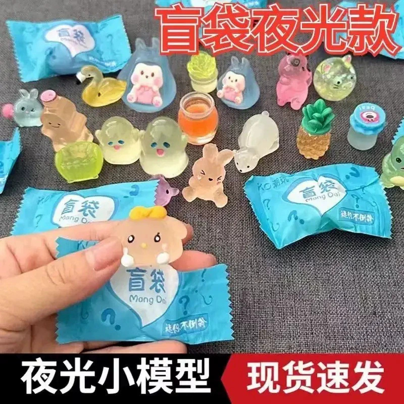 Bolsa sorpresa chino-inglés de animales pequeños que brillan en la oscuridad.