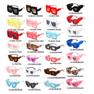Großhandel Große Rahmen Party-Brillen Katzenaugen-Design Modische Brillen Trendige Damen Plüsch-Fell-Sonnenbrillen Eckig - Product Image 1
