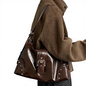 Sac à bandoulière polyvalent rétro haut de gamme avec rivets pour femme, nouveau sac à main tendance en polyester avec fermeture éclair, sac à bandoulière croisé Tanjing - Product Image 1