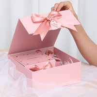 Kunden spezifisch bedruckte rosa Luxus faltbare magnetische Kleidung Aufbewahrung sbox Verpackung Versand kappe Schuh Geschenk box für Kleidung Schuh mit Tasche