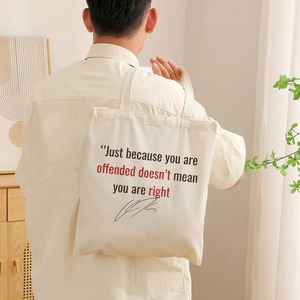 Borsa tote in tela riutilizzabile con stampa della citazione: Solo perché sei offeso non significa che tu abbia ragione - Borsa a tracolla per la spesa - Product Image 2
