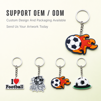 Großhandel: Personalisierte Fußball-PVC-Schlüsselanhänger – Flammender Ball, Tornetz, Kappe – Sportfan-Anhänger als Massengeschenk für Schlüsselbund