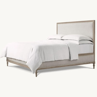 Lit élégant en chêne patiné de style provincial français avec tête de lit capitonnée en losanges et pieds en forme de boule pour chambre à coucher, personnalisable OEM