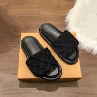 Mules de piscine design 2026 pour femmes et hommes, sandales plates en cuir, imprimées et embossées, noires, style vintage, tendance mode, semelle en caoutchouc