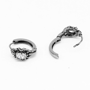 Yunnique Boucles d'oreilles créoles en acier titane avec design diamant noir pour hommes et femmes, faciles à fixer - Product Image 3