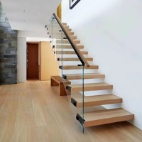 Escalier droit moderne en métal, escalier en acier avec rampe en verre, intérieur, écologique, durable, pour hôtel, appartement