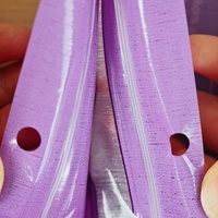 Sac en plastique personnalisé pour vêtements avec impression en gravure, pochette à fermeture éclair à 3 côtés pour l'emballage des vêtements