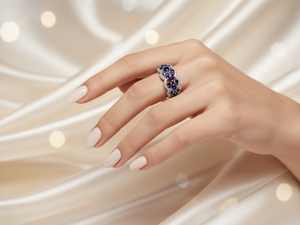 Bague large en or blanc 18 carats avec grappe de saphirs et pavé de diamants, motif ajouré filigrané, bijou de luxe pour femme - Product Image 6