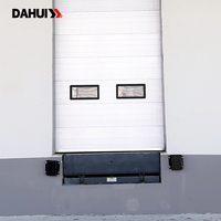 Rampe de quai logistique à rebord relevable hydraulique pour centre de distribution avec panneau de protection latérale