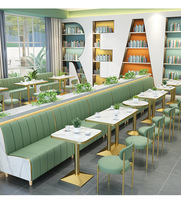 Ensemble de sièges de restaurant modernes en cuir, bois et métal, table à manger à motif marbré, chaises pour usage commercial