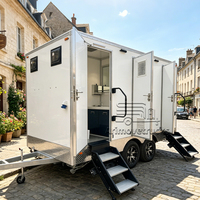 Remorque de toilettes mobiles de luxe à 4 cabines, toilettes portables VIP, remorque de salle de bain mobile temporaire pour événements extérieurs