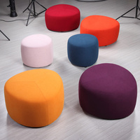 Tabouret triangulaire moderne pour chambre à coucher, salon, hôtel, appartement ou villa