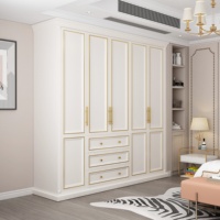 Armoire Moderne Minimaliste Blanche avec Poignées Dorées Grande Capacité pour Chambre à Coucher avec Tiroirs et Portes pour la Maison