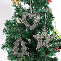 Decoraciones navideñas: árbol de Navidad calado en forma de corazón, decoraciones para escaparates y pequeños adornos de estrellas de cinco puntas.