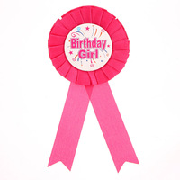 Broche d'anniversaire en tissu satiné pour fille et garçon Broche en fer blanc pour femmes Broche à boutons Rosette pour anniversaire de fille Accessoire de fête de mariage