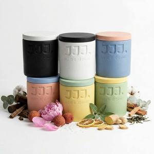 Bougie parfumée <span class=keywords><strong>de</strong></span> luxe en pot en céramique avec logo personnalisé, mèche en bois crépitante, cire <span class=keywords><strong>de</strong></span> soja pour une décoration intérieure <span class=keywords><strong>de</strong></span> luxe discrète, coffret cadeau, ensemble artistique - Product Image 1