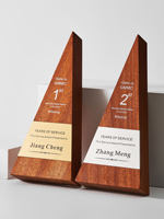 Trophée triangulaire en bois gravé sur mesure, conception gratuite, fabrication chinoise, récompense de reconnaissance, objet commémoratif, médaille de service haut de gamme