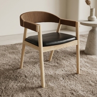 Chaise de salle à manger en bois massif avec accoudoirs, dossier circulaire ouvert et assise rembourrée en cuir PU, fauteuil de salle à manger nordique de style mid-century
