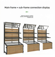 Présentoir robuste ventilé en métal noir et bois avec poignées et plateau de drainage à fentes pour l'affichage des produits frais et de boulangerie en supermarché