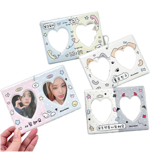 Vente en gros usine : <span class=keywords><strong>Porte</strong></span>-cartes PVC 3 pouces avec <span class=keywords><strong>fenêtre</strong></span> en forme de double cœur mignon, pendentif <span class=keywords><strong>porte</strong></span>-photo couple et breloque de sac - Product Image 1