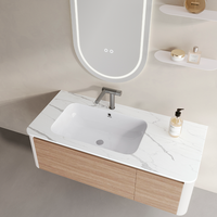Miroir de salle de bain LED moderne sans cadre, de forme irrégulière, éclairé, blanc et avec finition bois, meuble de salle de bain avec dessus en marbre