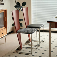 Chaise de salle à manger vintage en métal avec revêtement en cuir, mobilier de maison, dossier design rétro pour les salons de thé et les cafés