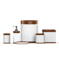 Motifs de treillis marocains en relief Ensemble d'accessoires de salle de bain pour toilettes blanches avec ensemble de bain en bois brûlé brun foncé