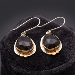 Boucles d'oreilles pendantes Akrati Jewels AJ-10320 en argent plaqué or avec grenat, style minimaliste et raffiné, bijoux fins unisexes, vente en gros - Product Image 3