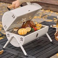Barbecue compact portable de table au charbon de bois avec poignée en bois et cheminée d'aération pour le camping et les pique-niques en plein air