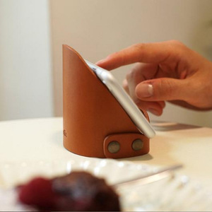 Support de téléphone en cuir PU, idéal pour les personnes paresseuses regardant des séries télévisées, support de téléphone pliable créatif pour bureau, cadeau promotionnel. - Product Image 3