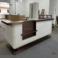Comptoir de réception en marbre blanc avec finition brun foncé, comptoir d'accueil moderne pour bureau, mobilier de hall d'hôtel, fabrication sur mesure OEM/ODM