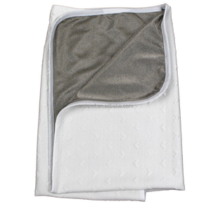 Tu escudo diario: Manta multicolor contra la radiación EMF, 100% algodón y fibra de plata para tu tranquilidad. - Product Image 1