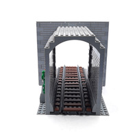 Blocs de construction MOC, vue de rue, bâtiment, train, grotte, ville, voie ferrée, décoration périphérique, modèle assemblé en DIY